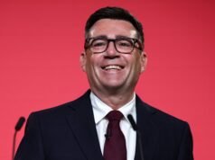 Andy Burnham supera l’ultimo ostacolo prima di diventare Primo Ministro del Regno Unito, ma l’espatriato australiano ottiene un voto