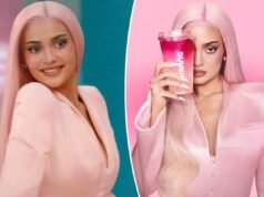 Kylie Jenner si veste di rosa – con i capelli di “King Kylie” in tinta – nel nuovo spot pubblicitario