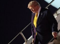 Trump minaccia l’Iran dopo che al funerale di Khamenei sono esplosi canti per la sua morte