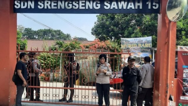1783939885_6a5475148c54c-polisi-berjaga-di-lokasi-terkait-dugaan-teror-bom-di-sdn-srengseng-sawah-15-pagi-jagakarsa-jakarta-selatan_gemini_1265_711.jpg