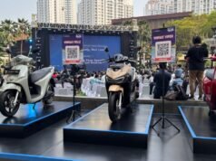 Le moto elettriche VinFast utilizzano un sistema di scambio di batterie, questa è una simulazione di utilizzo a Giakarta