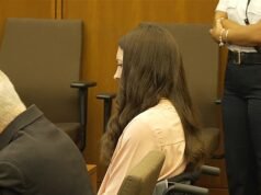 La madre che ha ucciso i suoi tre figli mentre soffriva di depressione post-partum sussulta e trema alla vista dell’ex marito mentre prende posizione al “processo per omicidio più triste d’America”: aggiornamenti in tempo reale