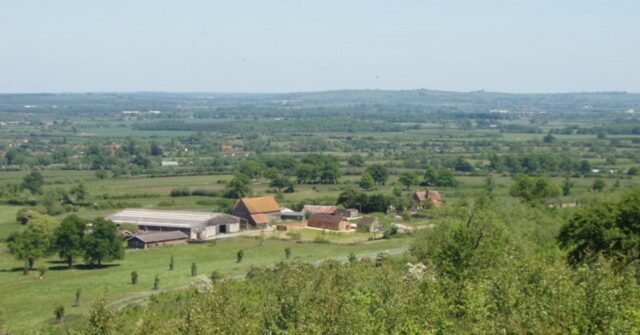 Il villaggio sembra volersi separare dal Regno Unito a causa del previsto centro per richiedenti asilo Il villaggio sembra volersi separare dal Regno Unito a causa del previsto centro per richiedenti asilo