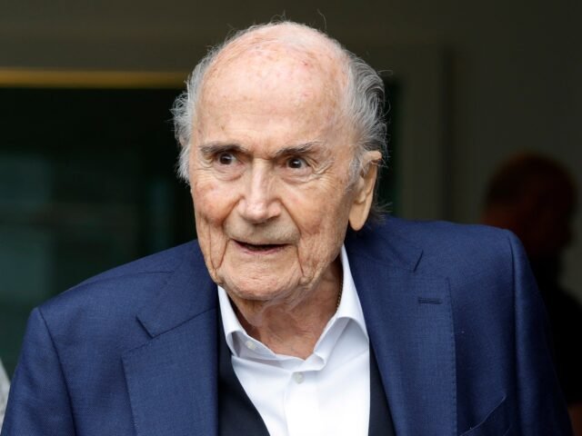 L’ex capo della FIFA Blatter smentisce il piano di vendere la partecipazione nella Coppa del Mondo agli investitori L’ex capo della FIFA Blatter smentisce il piano di vendere la partecipazione nella Coppa del Mondo agli investitori