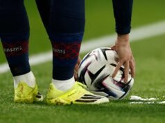 Arbitro di calcio donna subisce una commozione cerebrale nel mezzo del corpo a corpo tra giocatori uomini
