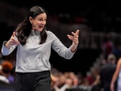 L’allenatore della WNBA Brondello è stato sospeso per un commento inappropriato nei confronti di Angel Reese