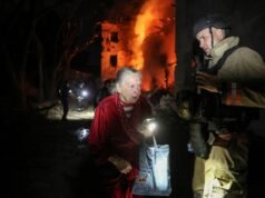 Attacchi russi uccidono tre persone in Ucraina mentre Kiev colpisce un’altra raffineria di petrolio