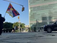 Un uomo con la bandiera tibetana muore dopo essersi dato fuoco davanti all’ONU