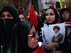 Foto: l’Iran seppellirà il leader supremo ucciso al culmine dei funerali di massa