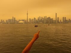 Toronto inghiottita dal fumo degli incendi mentre le città degli Stati Uniti sono minacciate