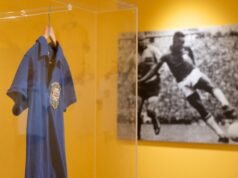 La maglia della leggenda del calcio brasiliano Pelé ai Mondiali è stata venduta per 4,9 milioni di dollari