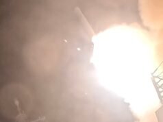 Gli Stati Uniti bombardano l’Iran per la nona notte consecutiva mentre le tensioni a Hormuz aumentano