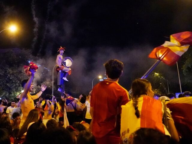 2026-07-20T000753Z_76769818_UP1EM7K00D4U6_RTRMADP_3_SOCCER-WORLDCUP-ESP-ARG-FANS-MADRID-1784541002.jpg