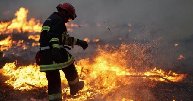 2026-07-25T204746Z_1673676452_RC27LMA22HGT_RTRMADP_3_EUROPE-WEATHER-FRANCE-WILDFIRE-1785115396_927221-1785146942.jpg