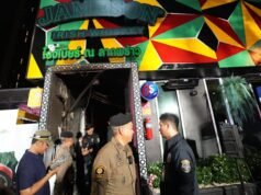 Decine di persone sono morte nell’enorme incendio che ha travolto un pub di Bangkok