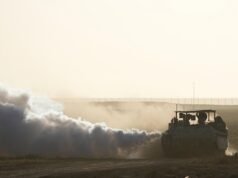 Israele indaga dopo che è stata condivisa la foto di un detenuto spogliato e legato