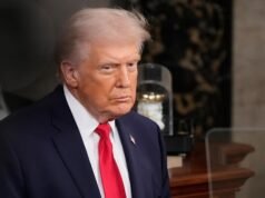 L’assistente del gobbo di Trump avrebbe scommesso 100.000 dollari sui suoi discorsi