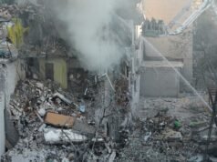 L’attacco russo uccide almeno 17 persone, ferisce decine e provoca danni in tutta la capitale dell’Ucraina