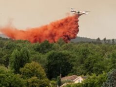 Decine di migliaia sono costrette a fuggire dalla località di vacanza francese mentre gli incendi si diffondono in tutta Europa