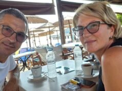 “Se moriamo, moriamo insieme”: la moglie descrive il calvario dopo che l’uomo è stato parzialmente risucchiato dal finestrino dell’aereo