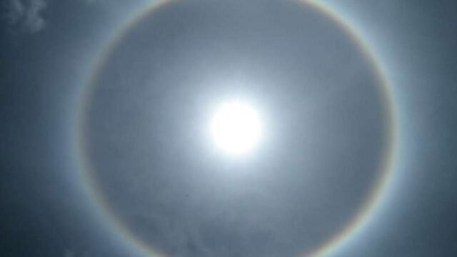 5c87543f04e5f-fenomena-matahari-halo-yang-terlihat-di-langit-banda-aceh-selasa-12-maret-2019_1265_711.jpeg