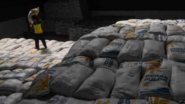 5cbeda4a7f717-pekerja-melakukan-bongkar-muat-beras-di-gudang-bulog-baru-cisaranten-kidul-sub-d_1265_711.jpg