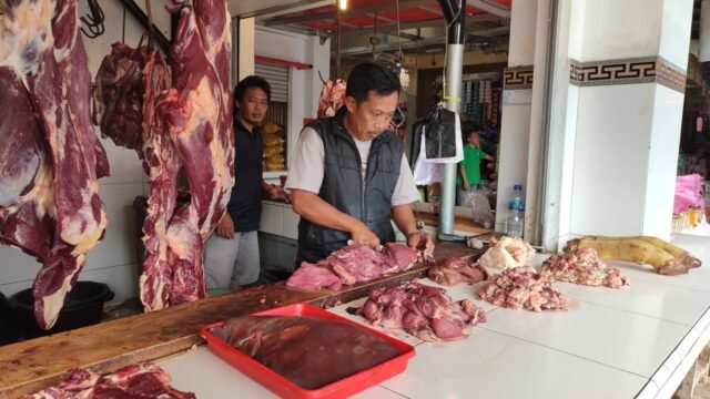 64101034739cb-pedagang-daging-sapi-di-pasar_1265_711.jpg