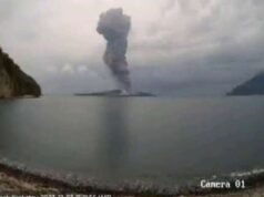 Il monte Anak Krakatau erutta di nuovo, espellendo cenere vulcanica alta 150 metri