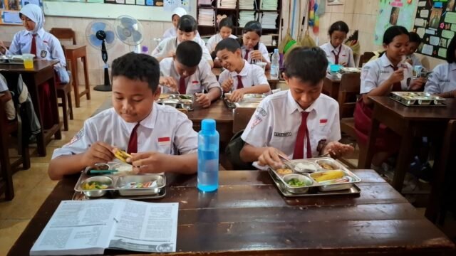 677bab7ee6045-mak-nyus-sajian-makan-bergizi-gratis-ini-bikin-siswa-ketagihan_1265_711.jpg