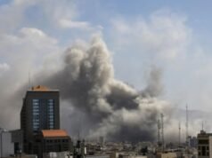 Secondo quanto riferito, gli Stati Uniti attaccano le aree vicino allo Stretto di Hormuz, le tensioni con l’Iran si surriscaldano