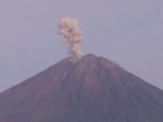 Il monte Semeru ha eruttato sette volte oggi