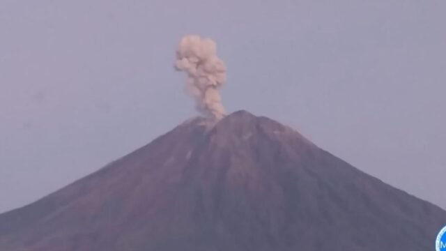 69d0876a23891-gunung-semeru-erupsi-dengan-tinggi-letusan-mencapai-1000-meter-di-atas-puncak_gemini_1265_711.jpg