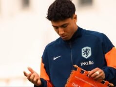 L’ex capitano olandese sfoggia le scarpe con la bandiera biancorossa, Code è pronto a naturalizzarsi e a difendere la Nazionale indonesiana?