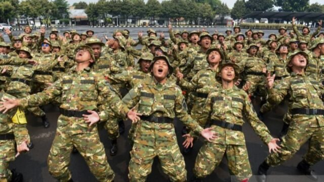 6a3ce90ccf61f-calon-manajer-koperasi-desa-merah-putih-kdmp-saat-latihan-dasar-kemiliteran_gemini_1265_711.jpg