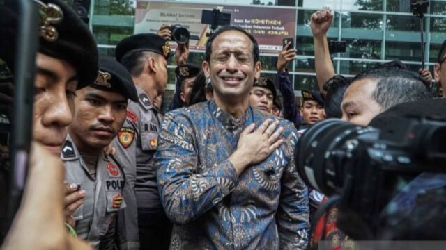 6a43d9b39d2a1-terdakwa-kasus-dugaan-korupsi-pengadaan-chromebook-di-lingkungan-kemendikbudristek-nadiem-makarim-tengah_gemini_1265_711.jpg
