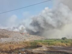 I punti caldi degli incendi nella discarica di Jatiwaringin iniziano a ridursi, i vigili del fuoco ancora lottano per spegnere le braci il quarto giorno