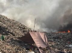 102 residenti fuggono a causa dell’incendio della discarica di Jatiwaringin, il fumo denso attiva lo stato di risposta all’emergenza