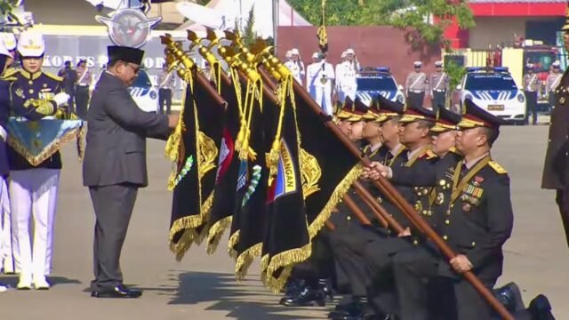 6a44fb16e571c-presiden-prabowo-subianto-saat-memberikan-tanda-kehormatan-ke-12-satker-polri_gemini_1265_711.jpg