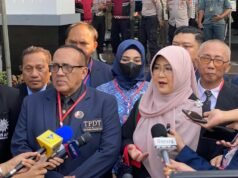 Collaborando con 25 avvocati, la Dott.ssa Tifa ha tenuto la prima udienza del caso del certificato di Jokowi