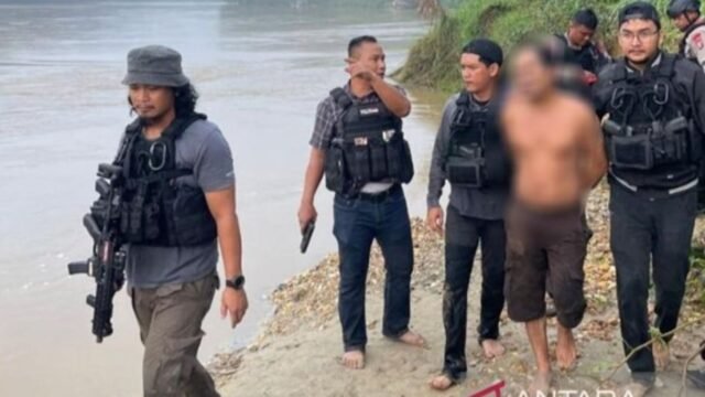 6a47f01478df8-terduga-pelaku-berinisial-a-penyerang-polisi-saat-penggerebekan-bandar-narkoba-ditangkap_gemini_1265_711.jpg