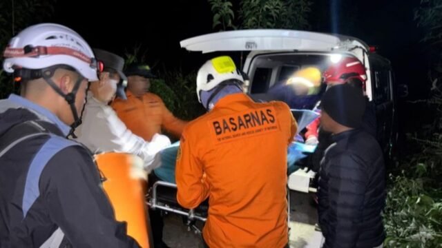 6a49d6c36d090-tim-sar-gabungan-saat-melakukan-evakuasi-korban-bukit-savana-sembalun-kabupaten-lombok-timur-provinsi-ntb_gemini_1265_711.jpg