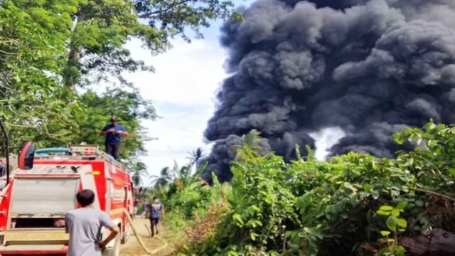 6a4a531e9b375-petugas-damkar-memadamkan-kobaran-api-di-sumur-tradisional-yang-meledak-di-desa-lhok-lemak-darul-ihsan-aceh_gemini_1265_711.jpg