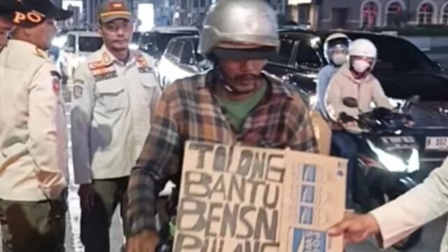 6a4b1677b869a-satpol-pp-kelapa-gading-menjaring-pemuda-yang-kerap-meminta-uang-kepada-warga-dengan-mengaku-ngaku-kehabisan-bensin_gemini_1265_711.jpg