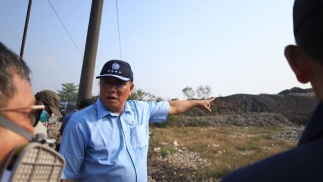 6a4b389ae7dd0-menteri-lhkepala-bplh-jumhur-hidayat-ketika-meninjau-lokasi-kebakaran-tpa-jatiwaringin_gemini_1265_711.jpg