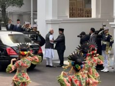 Arrivato al palazzo, il primo ministro indiano Narendra Modi è stato immediatamente accolto da Prabowo