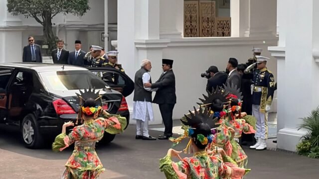 6a4c72cd0680e-prabowo-sambut-pm-india-narendra-modi_gemini_1265_711.jpg