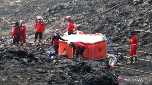 6a4c7a8d647d8-kondisi-tpa-jatiwaringin-yang-terbakar_gemini_1265_711.jpg