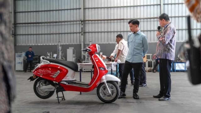 6a4d0a79f1e8c-wapres-gibran-melihat-lihat-motor-listrik_gemini_1265_711.jpg