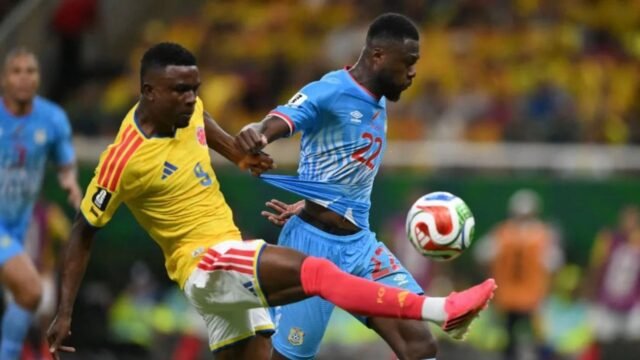 6a4d47e66cf4e-pemain-kolombia-john-cordoba-kiri-berebut-bola-dengan-pemain-rd-kongo-chancel-mbemba_gemini_1265_711.jpg