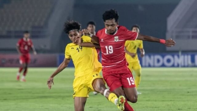 6a4d4d71c444f-pemain-timnas-indonesia-u17-chico-jericho-yarangga-duel-melawan-pemain-malaysia-aqif-syameel_gemini_1265_711.jpg